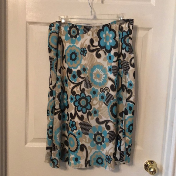 Very Pretty Skirt!! - Picture 1 of 3